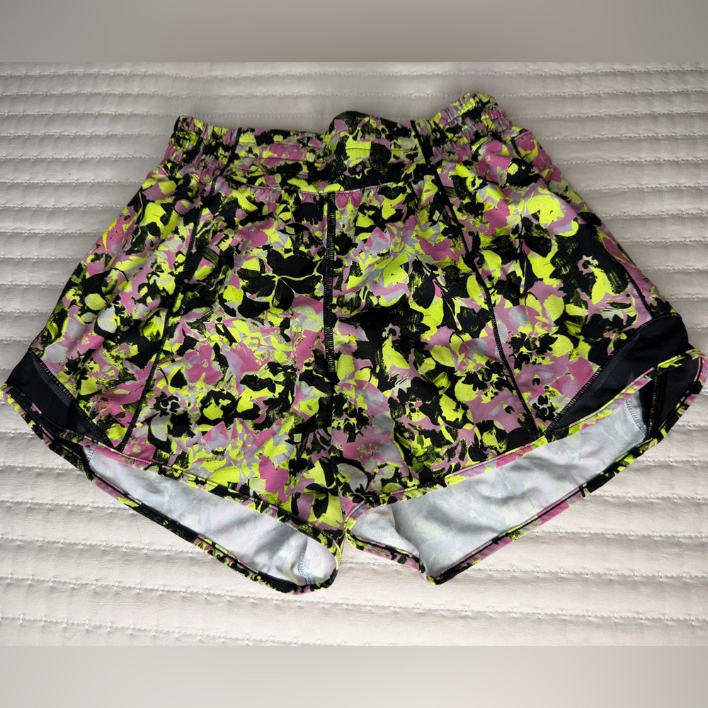 LuLuLemon Hotty Hot Short 4" Lined Run Inflected Highlight Yellow Black Size 4